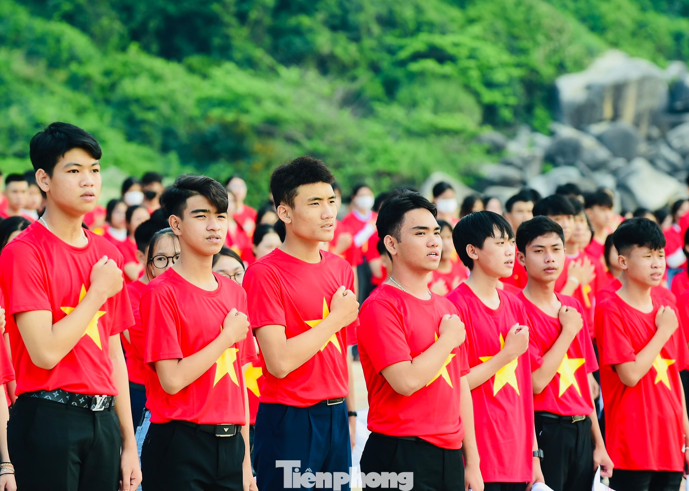 Các bạn đoàn viên, thanh niên tỉnh Phú Yên hát Quốc ca tại Lễ Thượng cờ Tổ quốc.