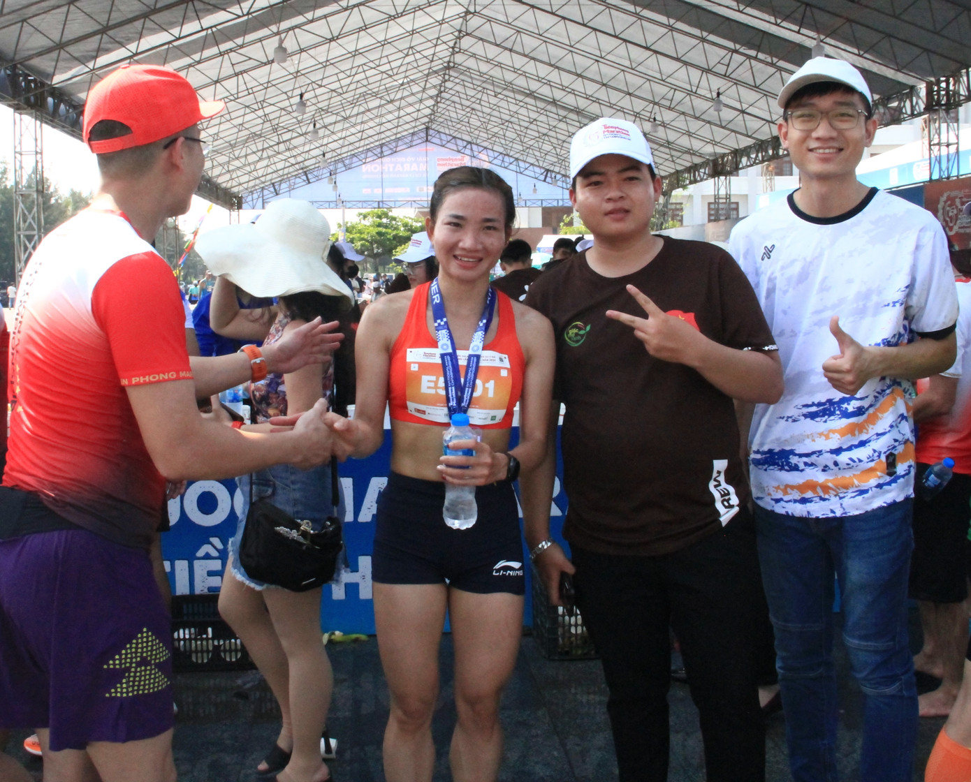 Người dân thăm hỏi, chụp hình với VĐV Nguyễn Thị Oanh tại khu tiếp nước.