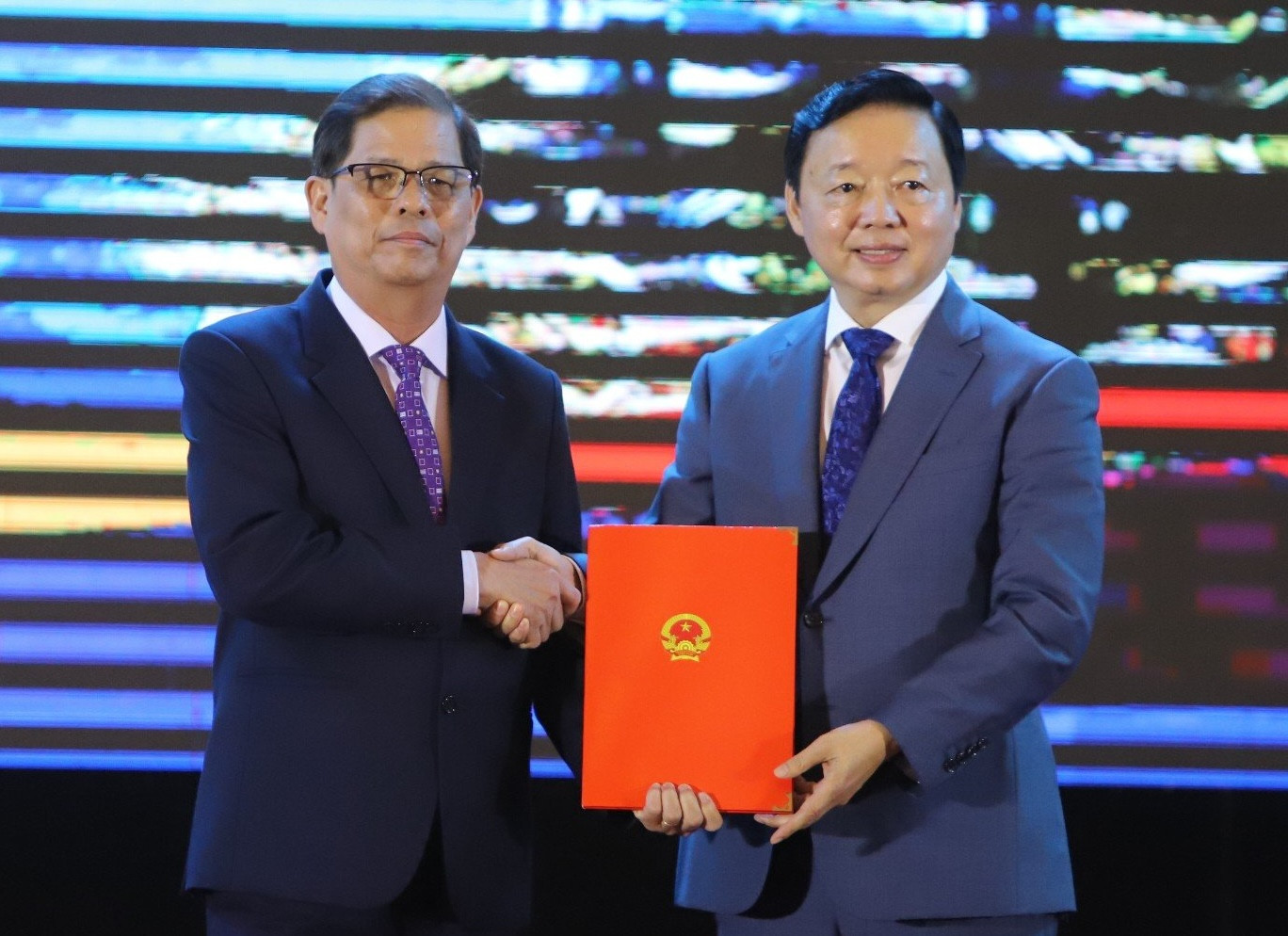 Phó Thủ tướng Trần Hồng Hà trao quyết định phê duyệt đồ án quy hoạch Đô thị mới Cam Lâm cho lãnh đạo UBND tỉnh Khánh Hòa.