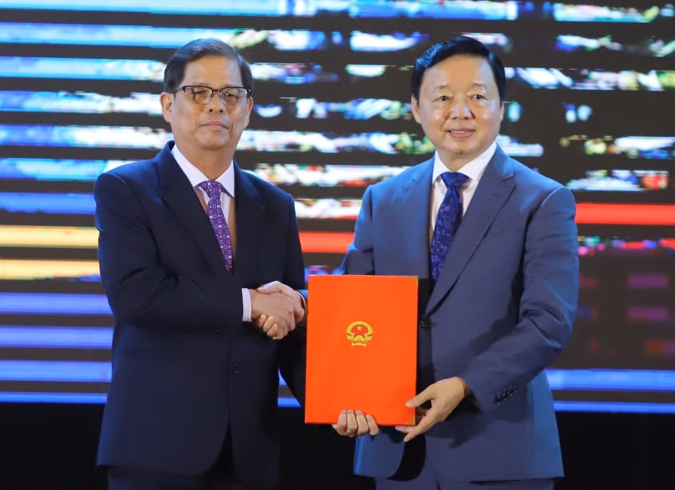 Phó Thủ tướng Trần Hồng Hà trao quyết định phê duyệt đồ án quy hoạch Đô thị mới Cam Lâm cho lãnh đạo UBND tỉnh Khánh Hòa.