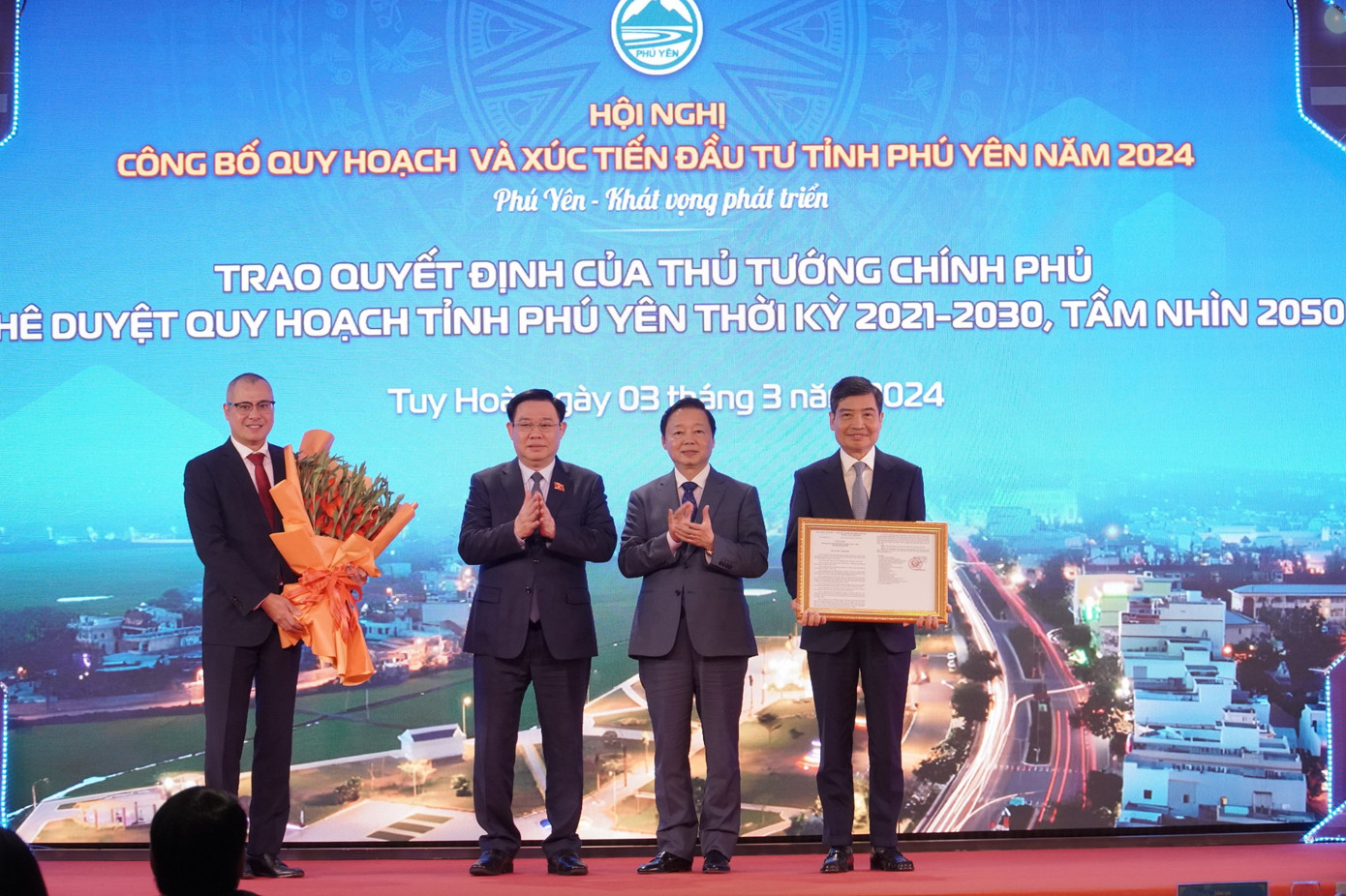 Chủ tịch Quốc hội Vương Đình Huệ, Phó Thủ tướng Trần Hồng Hà trao quyết định và tặng hoa chúc mừng tỉnh Phú Yên nhân dịp đón nhận quyết định phê duyệt quy hoạch chung thời kỳ 2021 - 2030. Chủ tịch Quốc hội Vương Đình Huệ, Phó Thủ tướng Trần Hồng Hà trao quyết định và tặng hoa chúc mừng tỉnh Phú Yên nhân dịp đón nhận quyết định phê duyệt quy hoạch chung thời kỳ 2021 - 2030.