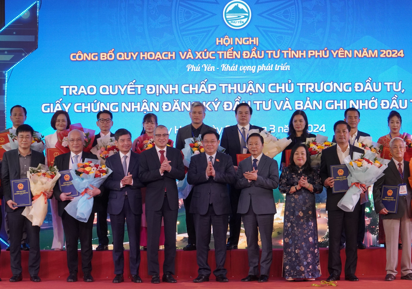Chủ tịch Quốc hội Vương Đình Huệ và Phó Thủ tướng Trần Hồng Hà chúc mừng các doanh nghiệp được trao giấy chứng nhận đầu tư. Chủ tịch Quốc hội Vương Đình Huệ và Phó Thủ tướng Trần Hồng Hà chúc mừng các doanh nghiệp được trao giấy chứng nhận đầu tư.