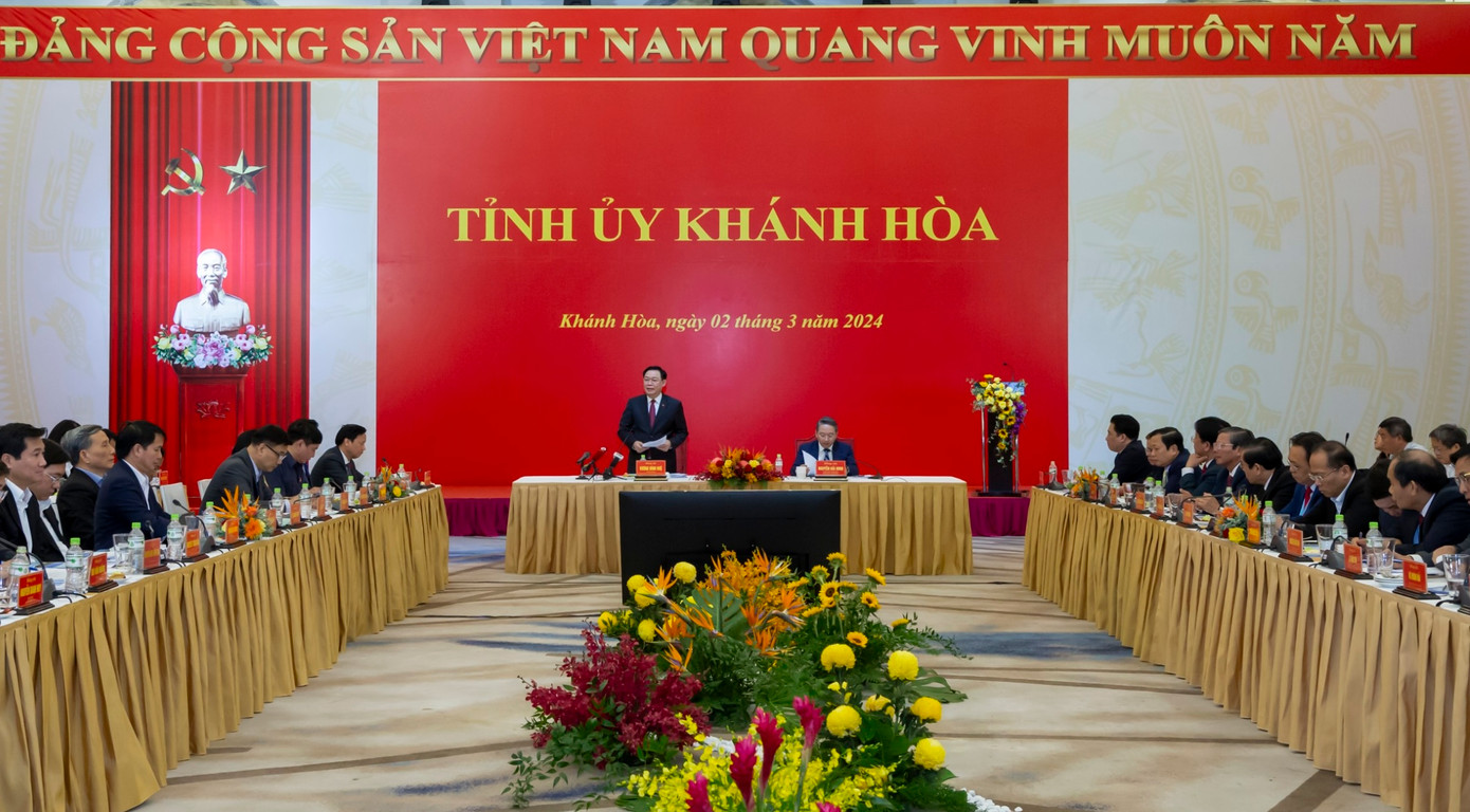 Chủ tịch Quốc hội Vương Đình Huệ chủ trì buổi làm việc với Ban Thường vụ Tỉnh uỷ Khánh Hoà. Chủ tịch Quốc hội Vương Đình Huệ chủ trì buổi làm việc với Ban Thường vụ Tỉnh uỷ Khánh Hoà.