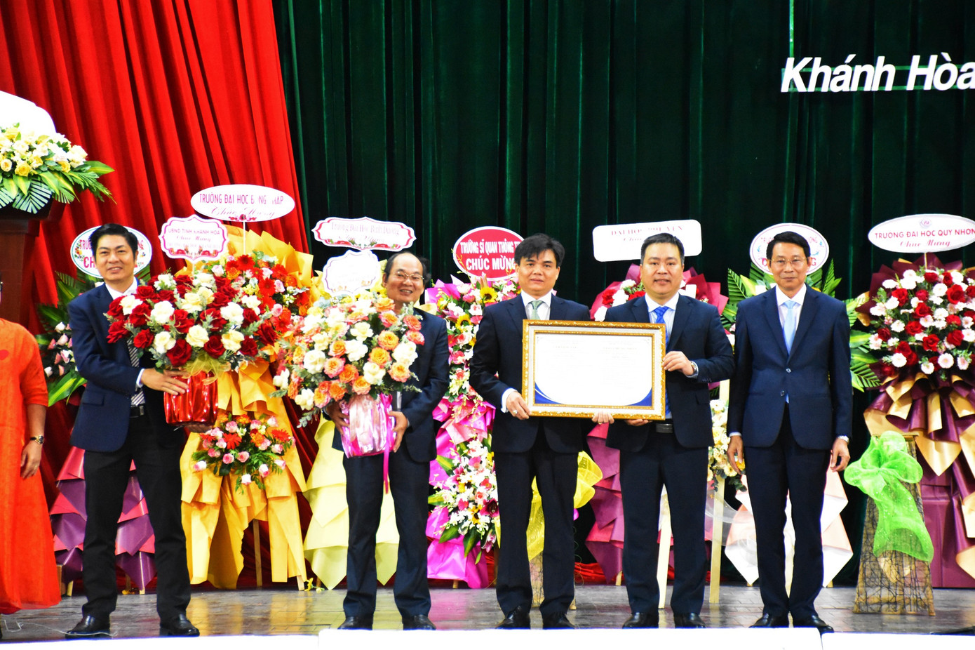 TS. Huỳnh Ngọc Thành - Phó Giám đốc Trung tâm Kiểm định chất lượng giáo dục - Đại học Đà Nẵng (thứ 2 từ phải sang), trao Giấy chứng nhận kiểm định chất lượng cơ sở giáo dục cho lãnh đạo trường Đại học Khánh Hòa. Ảnh: C.H.