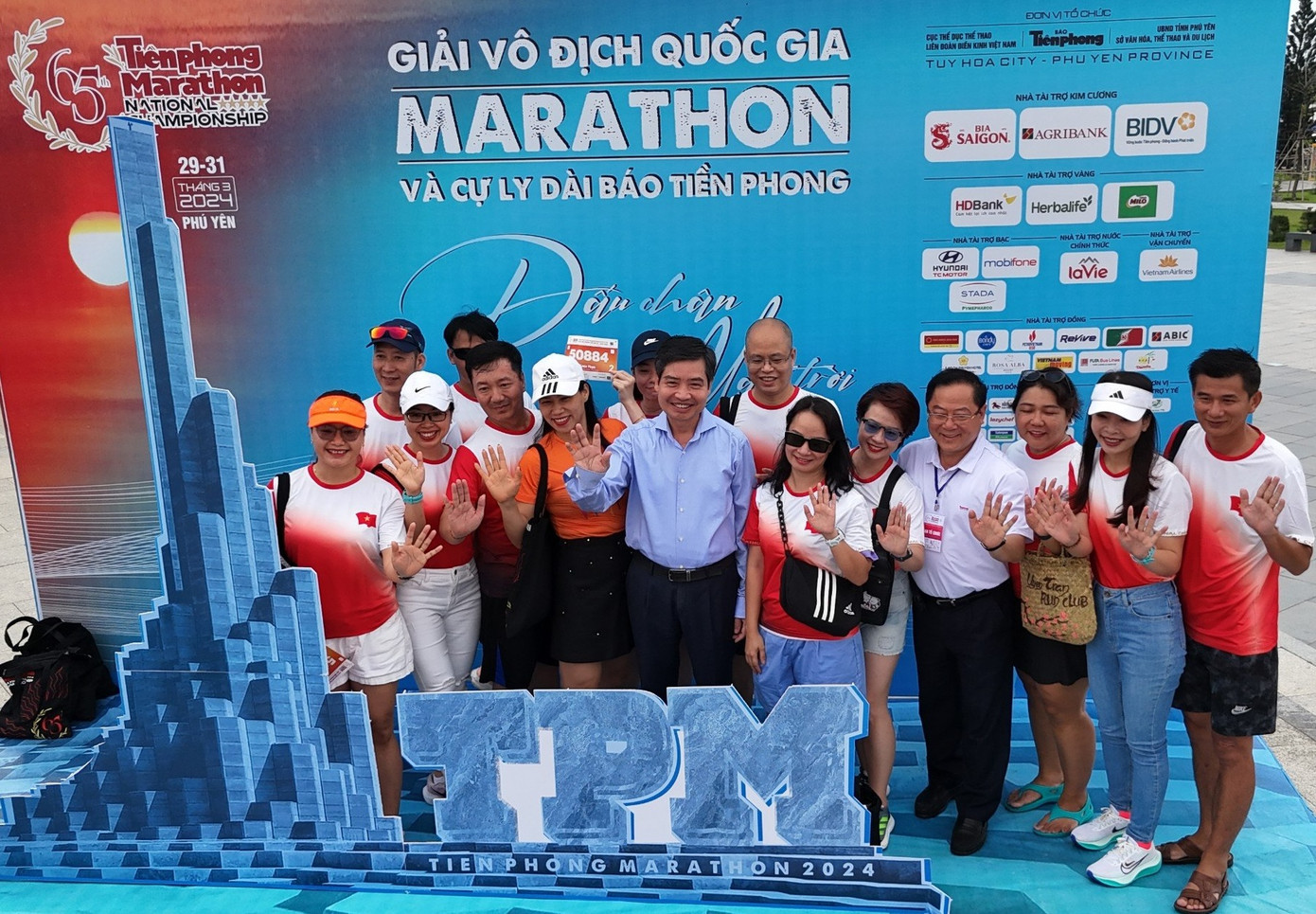 Chủ tịch UBND tỉnh Phú Yên Tạ Anh Tuấn cùng nhà báo Lê Xuân Sơn động viên các vận động viên. Chủ tịch UBND tỉnh Phú Yên Tạ Anh Tuấn cùng nhà báo Lê Xuân Sơn động viên các vận động viên.