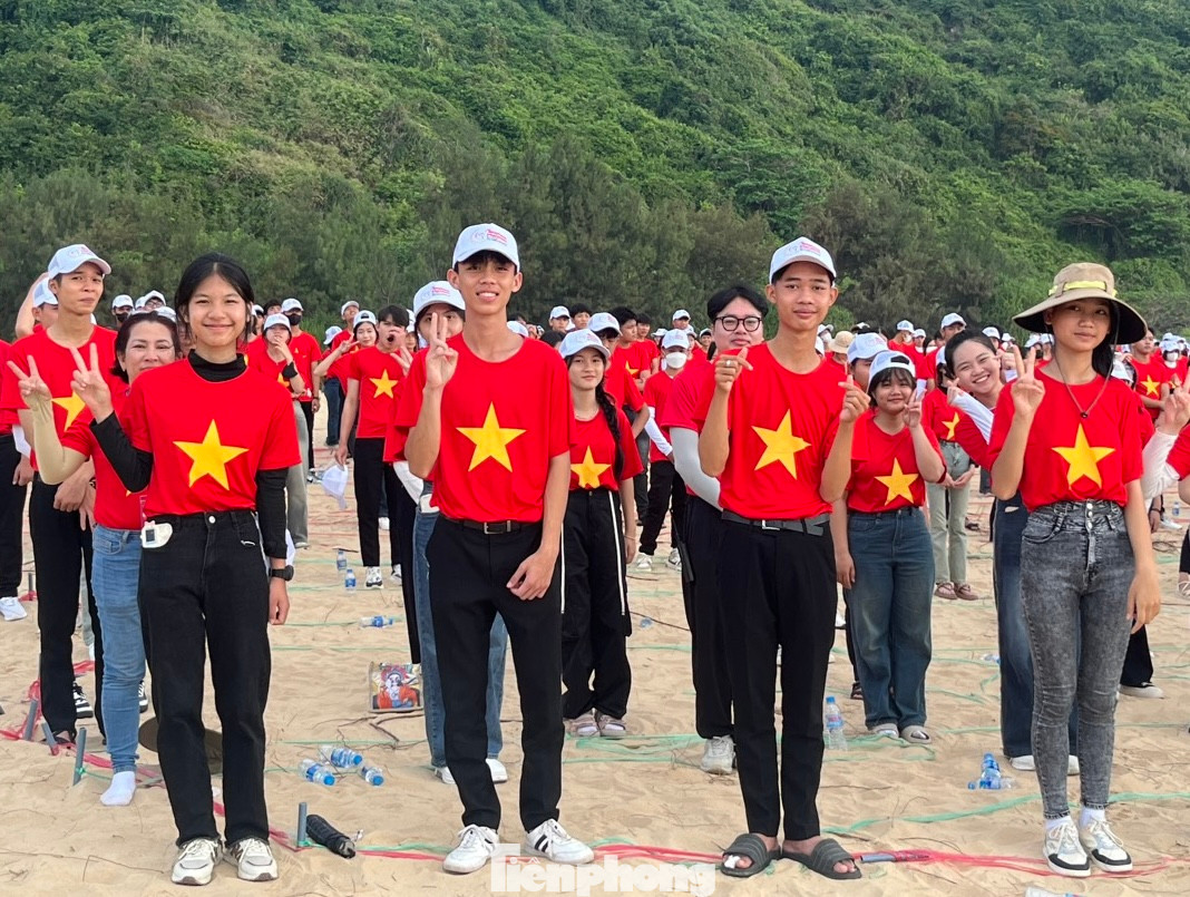 Em Đăng Khoa (thứ 2 bên trái) và em Chí Phong (thứ 2 bên phải) tại Lễ Thượng cờ Tổ quốc.