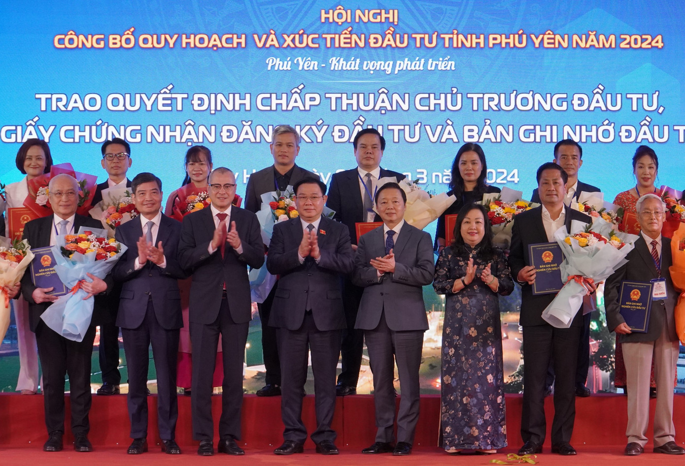 Chủ tịch Quốc hội Vương Đình Huệ và Phó Thủ tướng Trần Hồng Hà chúc mừng các doanh nghiệp được trao giấy chứng nhận đầu tư.