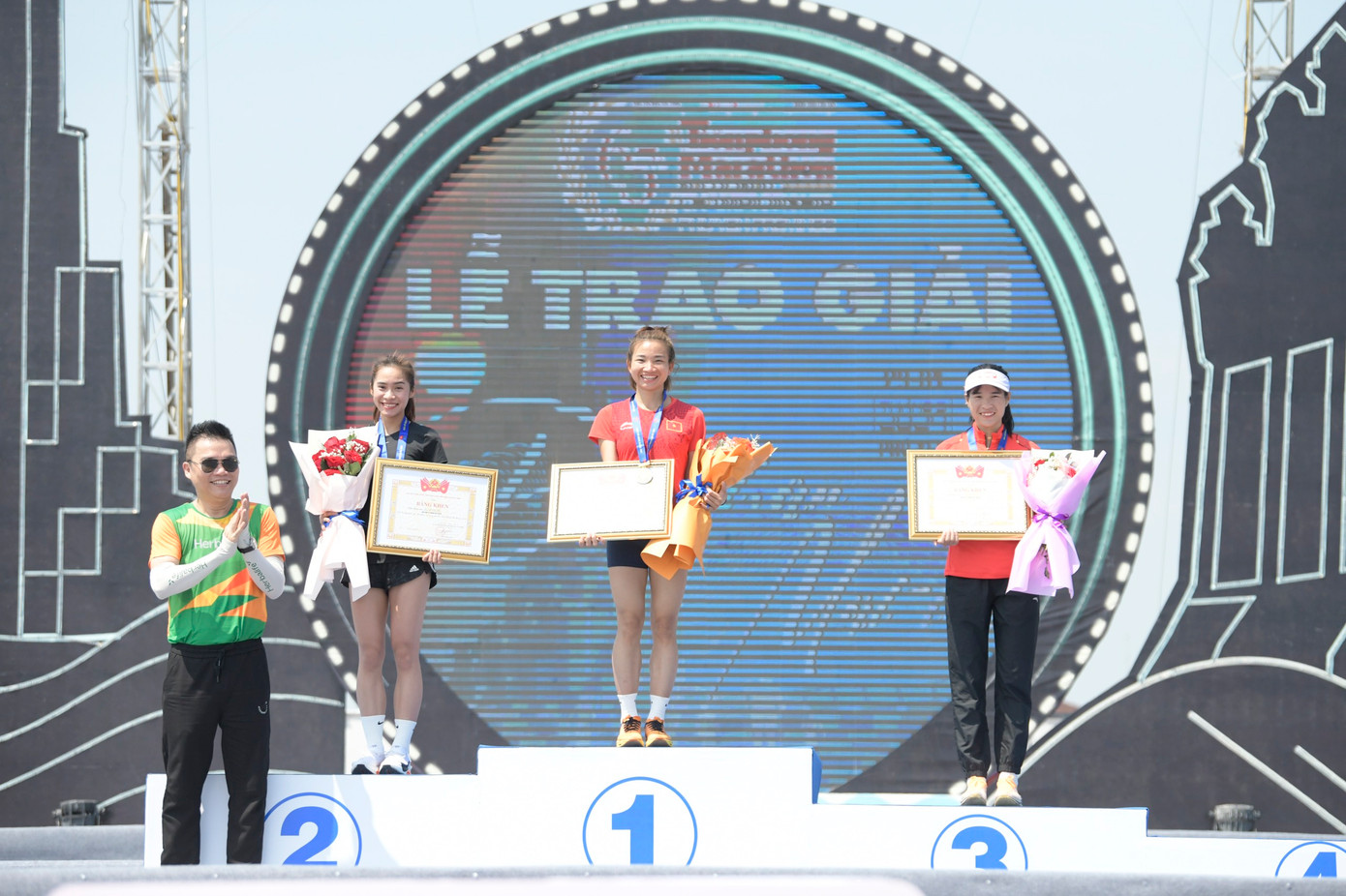 Ban tổ chức trao giải và tặng Bằng khen cho VĐV Nguyễn Thị Oanh.