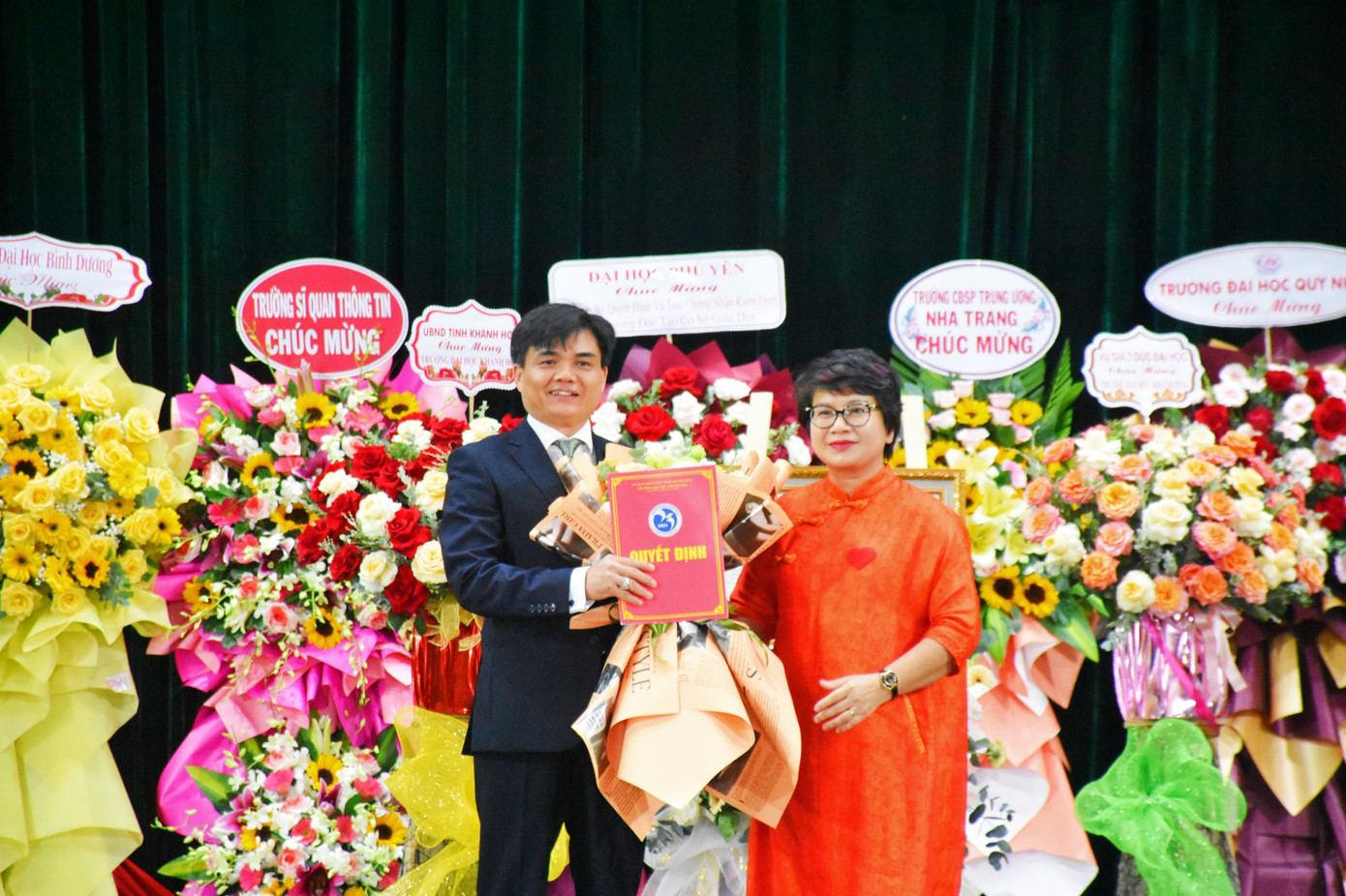 PGS.TS. Nguyễn Thu Thủy - Vụ trưởng Vụ Giáo dục đại học, cũng đã trao quyết định của Bộ trưởng Bộ GD&amp;ĐT cho phép trường Đại học Khánh Hòa mở ngành đào tạo trình độ đại học ngành Sư phạm Lịch sử - Địa lý. Ảnh: C.H.