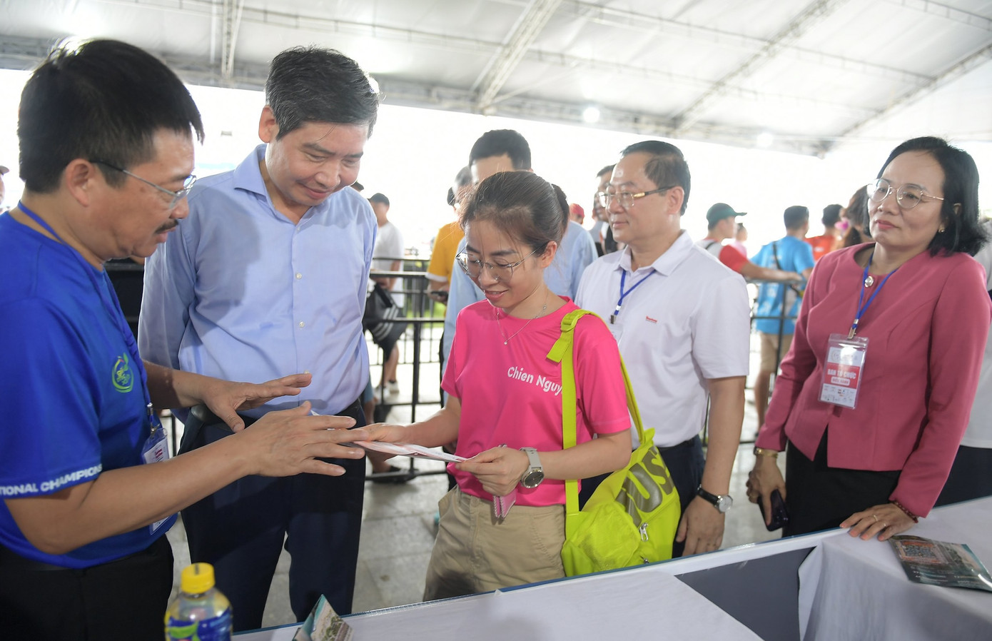 Ông Tạ Anh Tuấn (thứ 2 bên trái) và nhà báo Vũ Tiến (bìa trái) kiểm tra khu vực phát race kit. Ông Tạ Anh Tuấn (thứ 2 bên trái) và nhà báo Vũ Tiến (bìa trái) kiểm tra khu vực phát race kit.