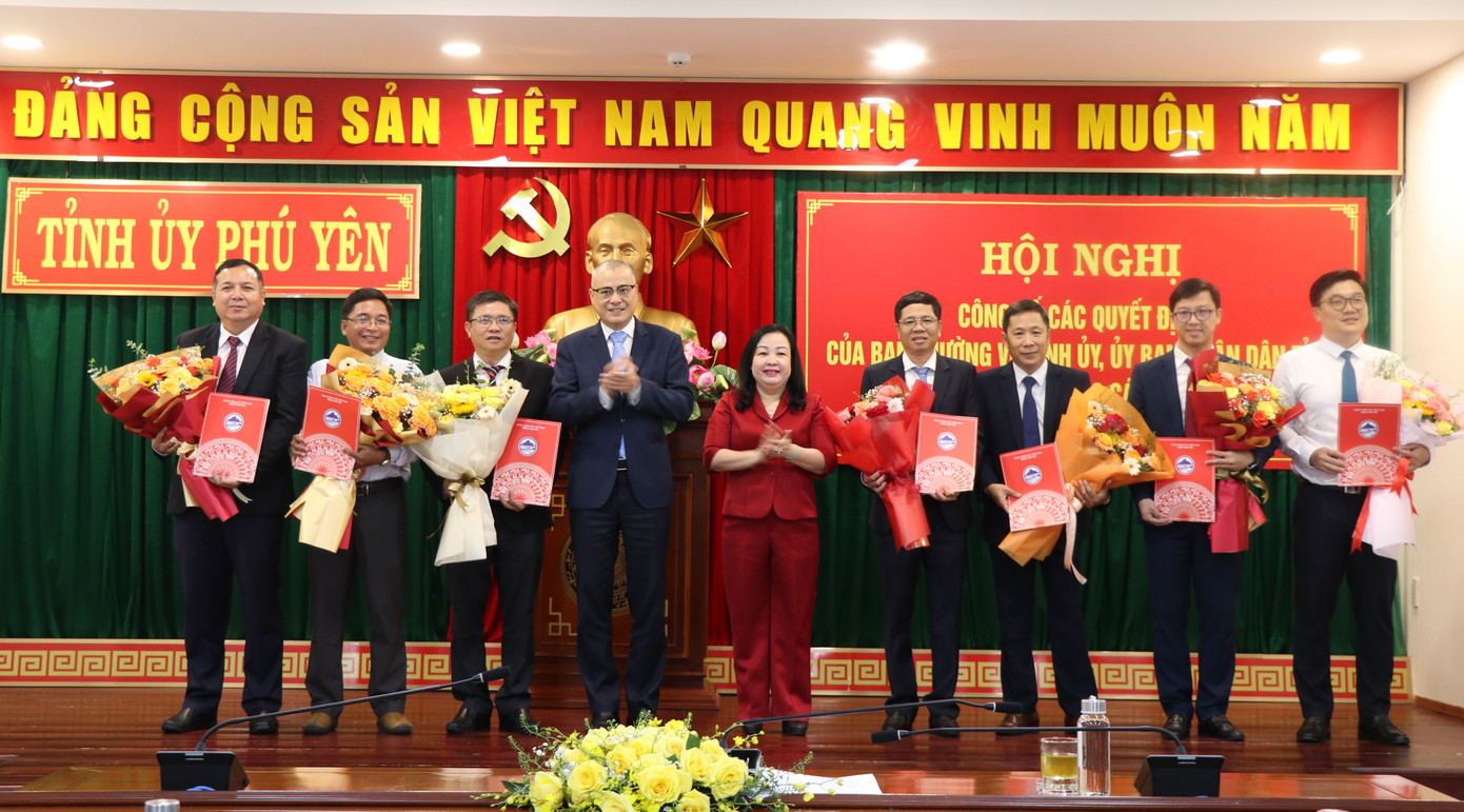 Lãnh đạo Tỉnh uỷ Phú Yên trao quyết định điều động, bổ nhiệm khối Đảng.