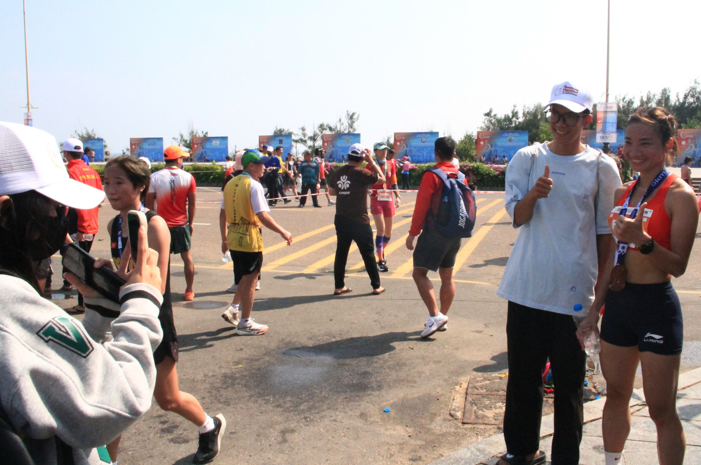 Đông đảo người dân tìm đến chụp hình với VĐV Nguyễn Thị Oanh.