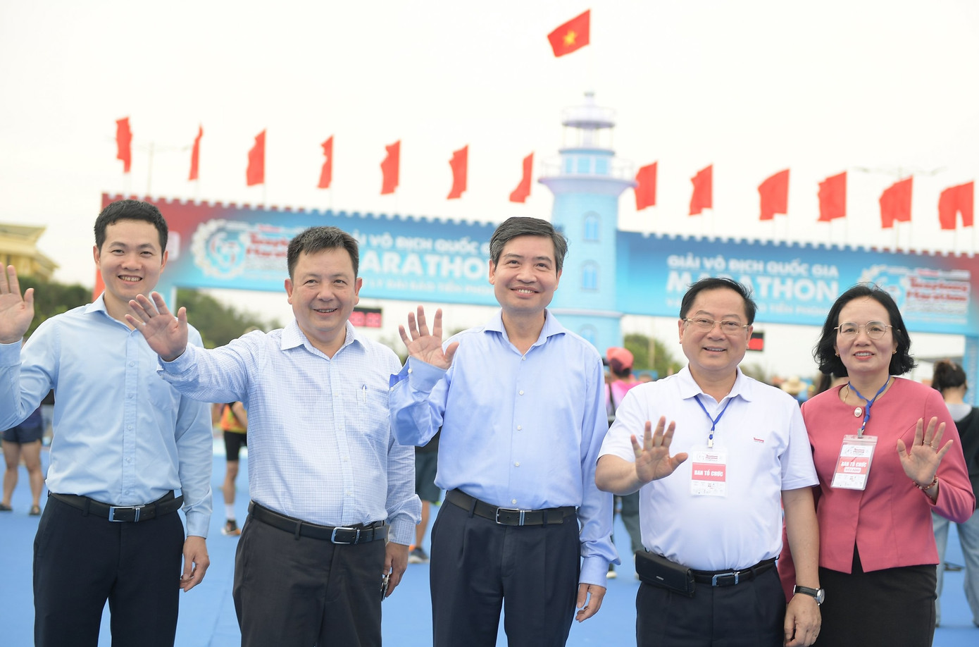 Chủ tịch UBND tỉnh Phú Yên Tạ Anh Tuấn chụp hình lưu niệm cùng Ban tổ chức Tiền Phong Marathon 2024. Chủ tịch UBND tỉnh Phú Yên Tạ Anh Tuấn chụp hình lưu niệm cùng Ban tổ chức Tiền Phong Marathon 2024.