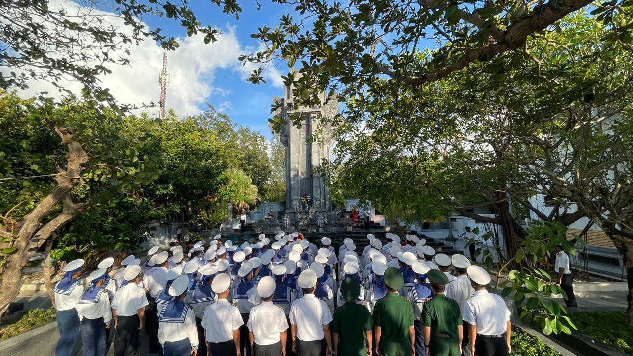 Các cán bộ, chiến sĩ quần đảo Trường Sa thắp hương tưởng niệm chiến sĩ Gạc Ma.