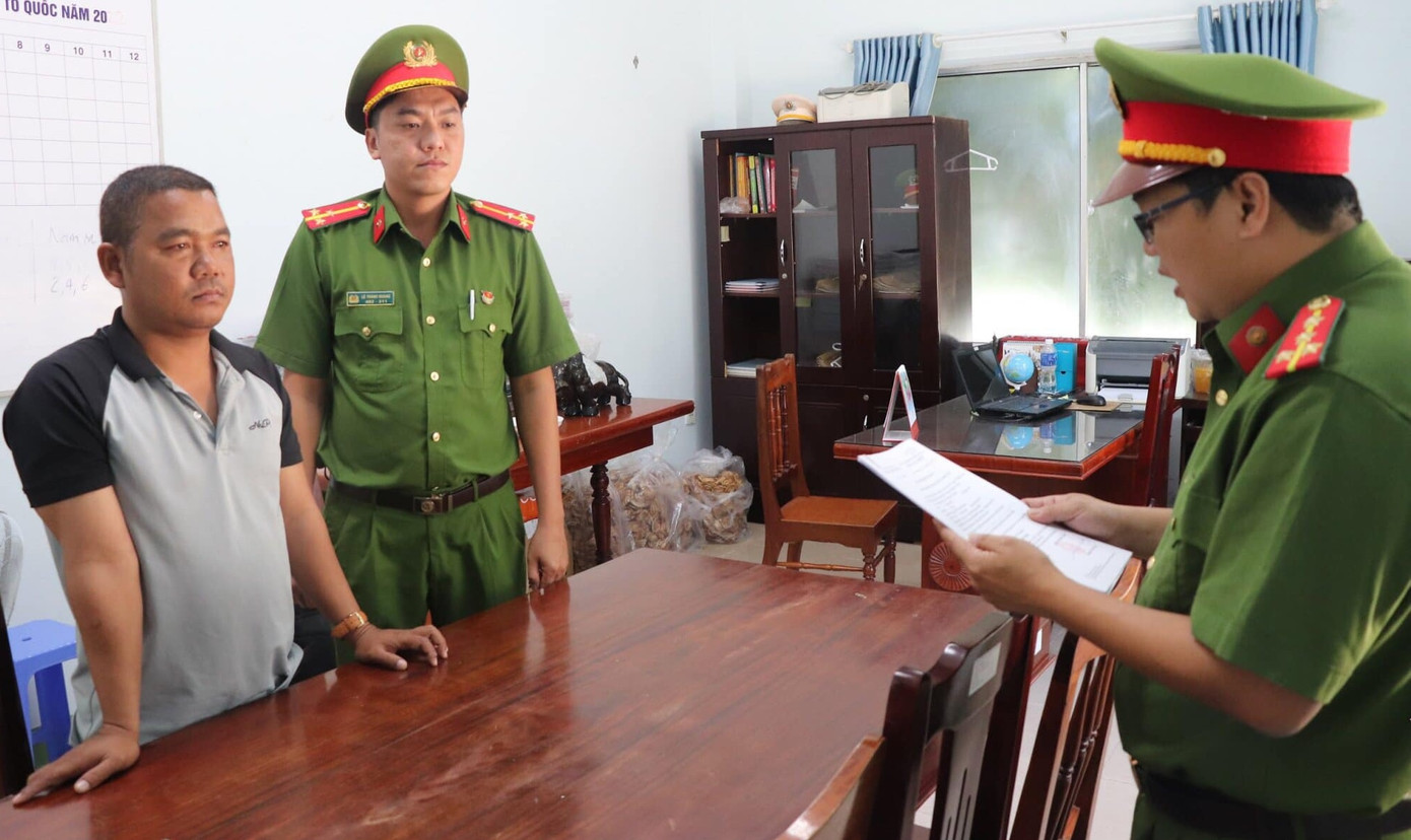 Công an tỉnh Ninh Thuận đọc lệnh khởi tố Đàng Thanh Ẩn (ảnh trái). Ảnh. CACC.