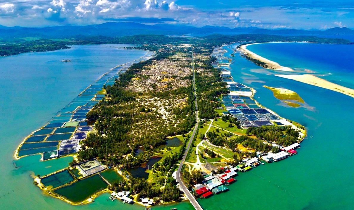 Tỉnh Phú Yên có thế mạnh về biển đảo với nhiều cảnh sắc tươi đẹp. Tỉnh Phú Yên có thế mạnh về biển đảo với nhiều cảnh sắc tươi đẹp.