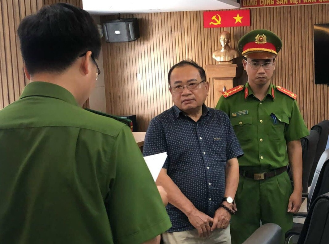 Công an tỉnh Ninh Thuận đọc lệnh khởi tố ông Huỳnh Văn Cán (giữa). Ảnh: CACC.