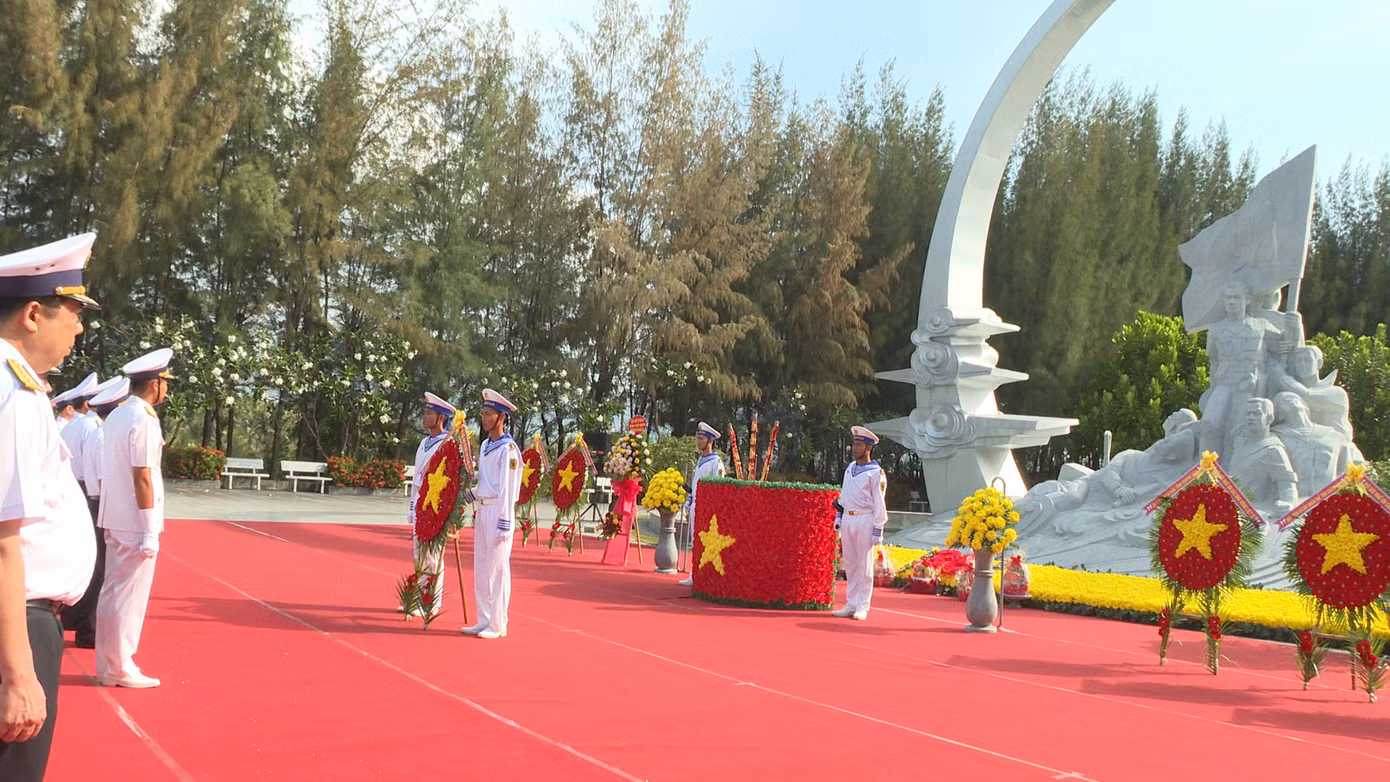 Các cán bộ, chiến sĩ Bộ Tư lệnh Vùng 4 Hải quân dâng hương tưởng niệm chiến sĩ Gạc Ma. Các cán bộ, chiến sĩ Bộ Tư lệnh Vùng 4 Hải quân dâng hương tưởng niệm chiến sĩ Gạc Ma.