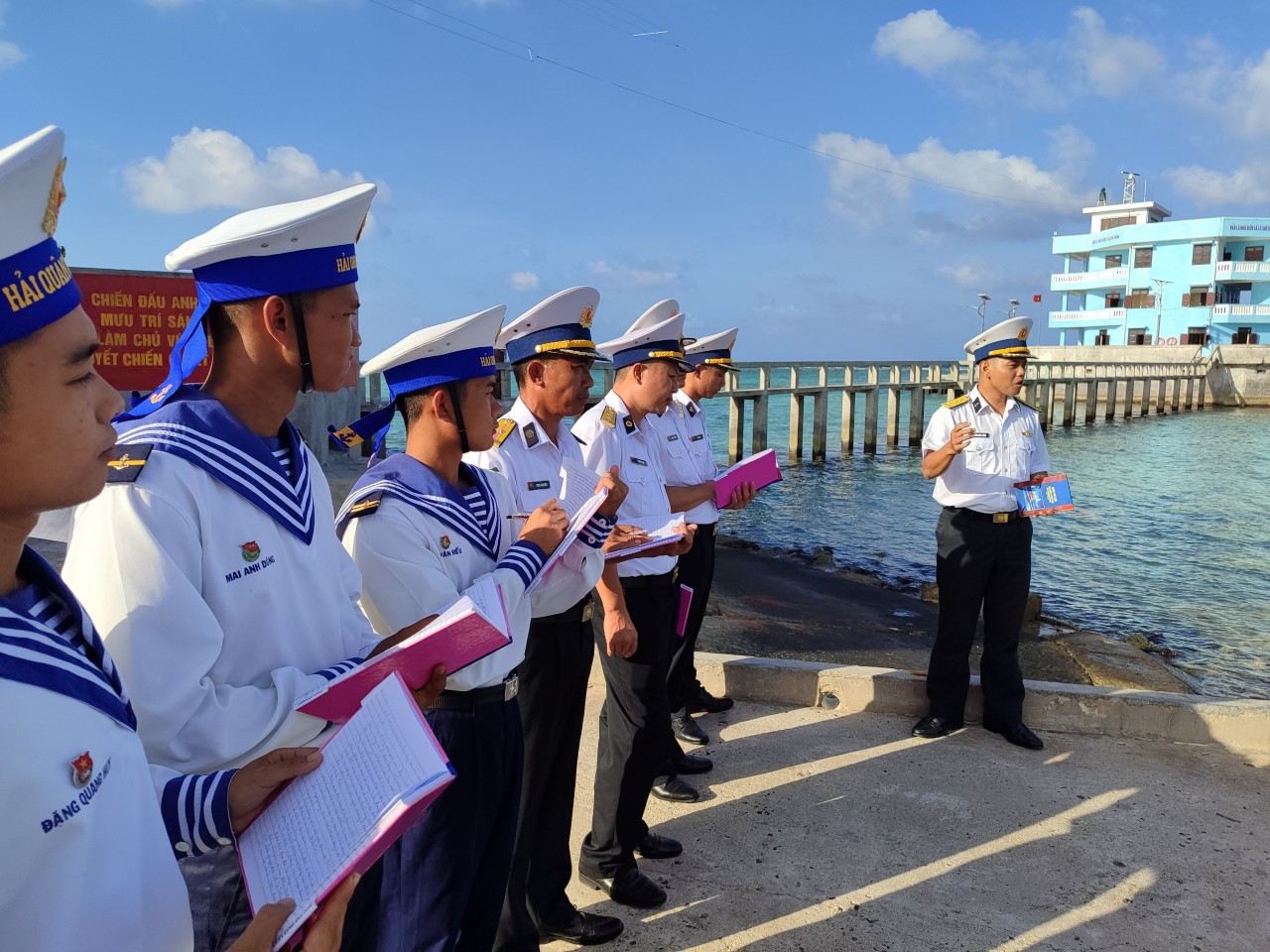 Cán bộ, chiến sĩ đảo Cô Lin học tập truyền thống lịch sử hào hùng của của Hải quân Việt Nam.