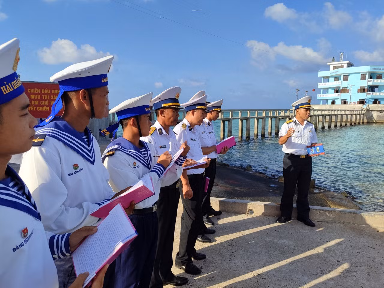 Cán bộ, chiến sĩ đảo Cô Lin học tập truyền thống lịch sử hào hùng của của Hải quân Việt Nam. Cán bộ, chiến sĩ đảo Cô Lin học tập truyền thống lịch sử hào hùng của của Hải quân Việt Nam.