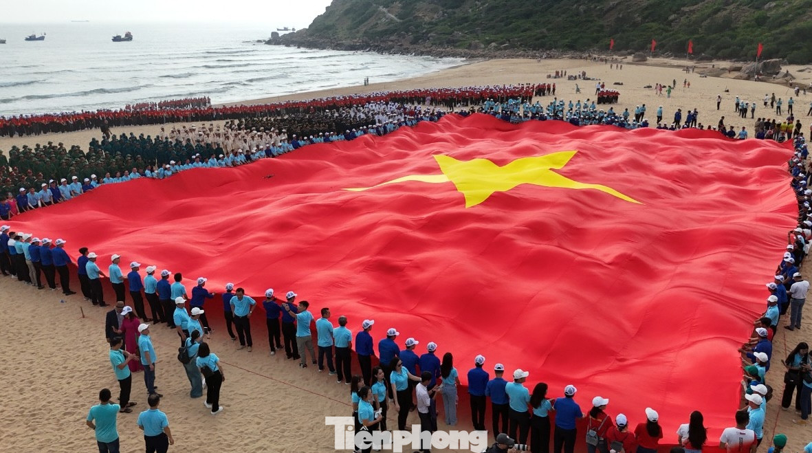 Lá cờ Tổ quốc mang về từ đồn biên phòng tỉnh Lai Châu bay phấp phới tại Lễ Thượng cờ.