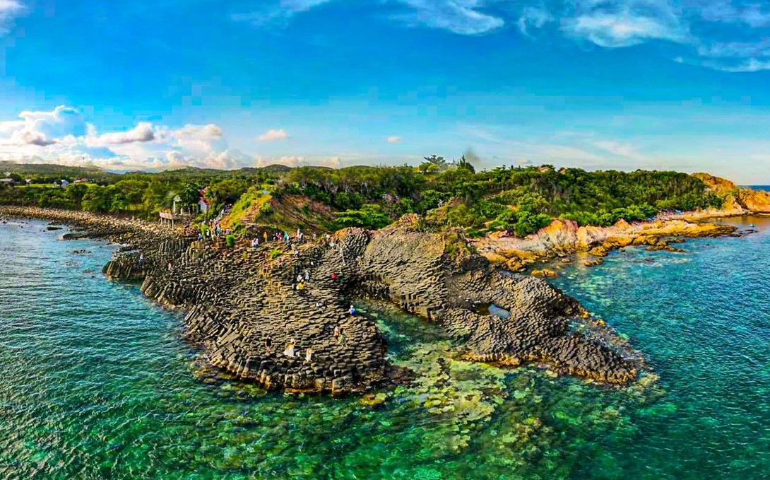 Gành Đá Đĩa của tỉnh Phú Yên có cảnh sắc vô cùng tươi đẹp.