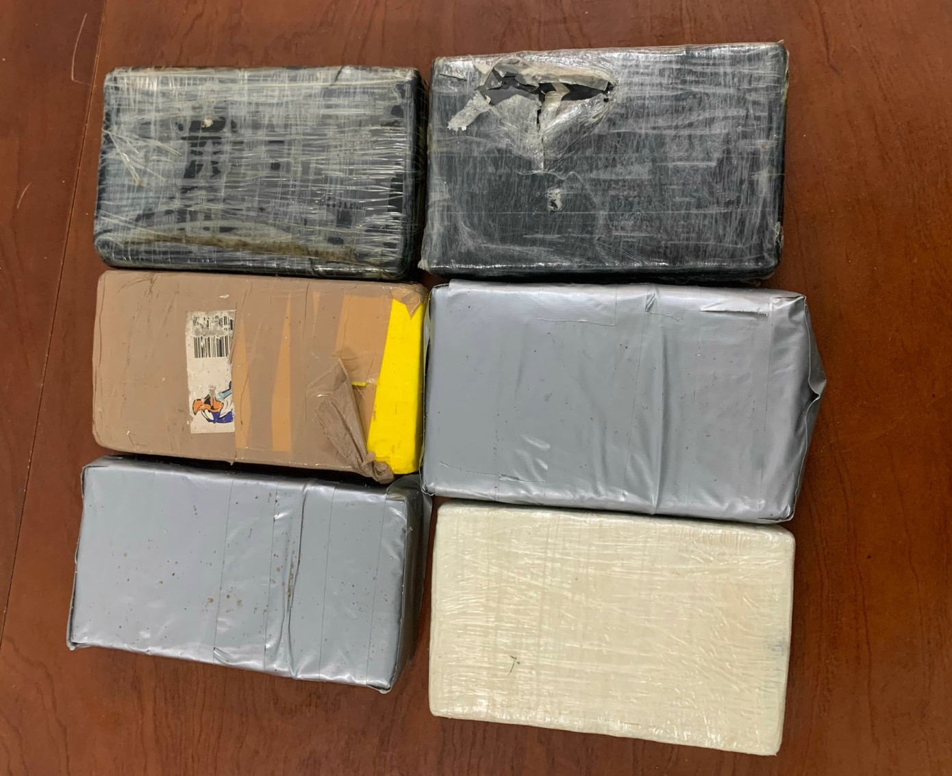 Đồ vật trôi dạt vào bờ biển thị xã Đông Hòa, tỉnh Phú Yên nghi chứa chất cấm. Ảnh: CACC. Đồ vật trôi dạt vào bờ biển thị xã Đông Hòa, tỉnh Phú Yên nghi chứa chất cấm. Ảnh: CACC.