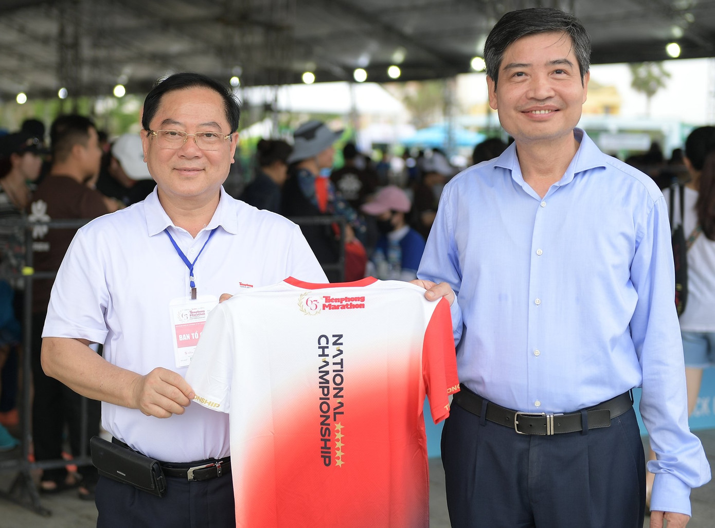 Nhà báo Lê Xuân Sơn (bìa trái) tặng Chủ tịch UBND tỉnh Phú Yên Tạ Anh Tuấn áo thi đấu Tiền Phong Marathon 2024. Nhà báo Lê Xuân Sơn (bìa trái) tặng Chủ tịch UBND tỉnh Phú Yên Tạ Anh Tuấn áo thi đấu Tiền Phong Marathon 2024.