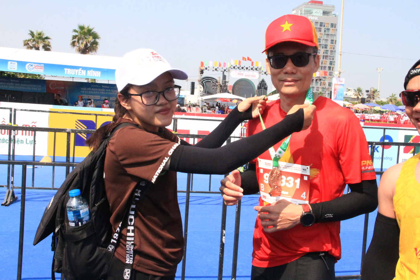 Bạn Thu Nhàn trao huy chương tặng một vận động viên tham gia Tiền Phong Marathon 2024.