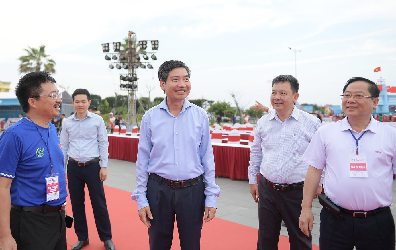Nhà báo Lê Xuân Sơn (bìa phải) và nhà báo Vũ Tiến (bìa trái) cùng Chủ tịch UBND tỉnh Phú Yên Tạ Anh Tuấn kiểm tra công tác tổ chức Tiền Phong Marathon 2024. Nhà báo Lê Xuân Sơn (bìa phải) và nhà báo Vũ Tiến (bìa trái) cùng Chủ tịch UBND tỉnh Phú Yên Tạ Anh Tuấn kiểm tra công tác tổ chức Tiền Phong Marathon 2024.