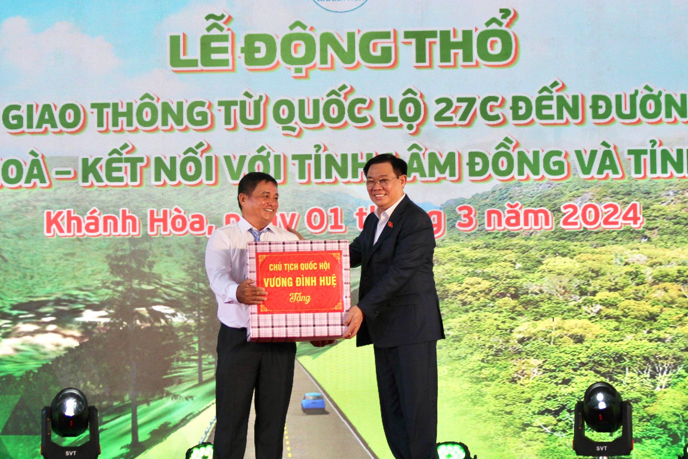 Chủ tịch Quốc hội Vương Đình Huệ (bên phải) tặng quà cho chủ đầu tư dự án. Ảnh: K.N.