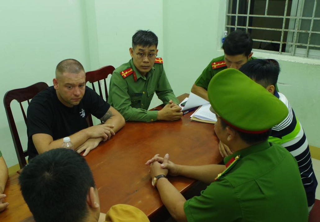 Công an tỉnh Ninh Thuận bàn giao đối tượng Borzykh Mikhail (áo đen) cho Bộ Công an. Ảnh: CACC.