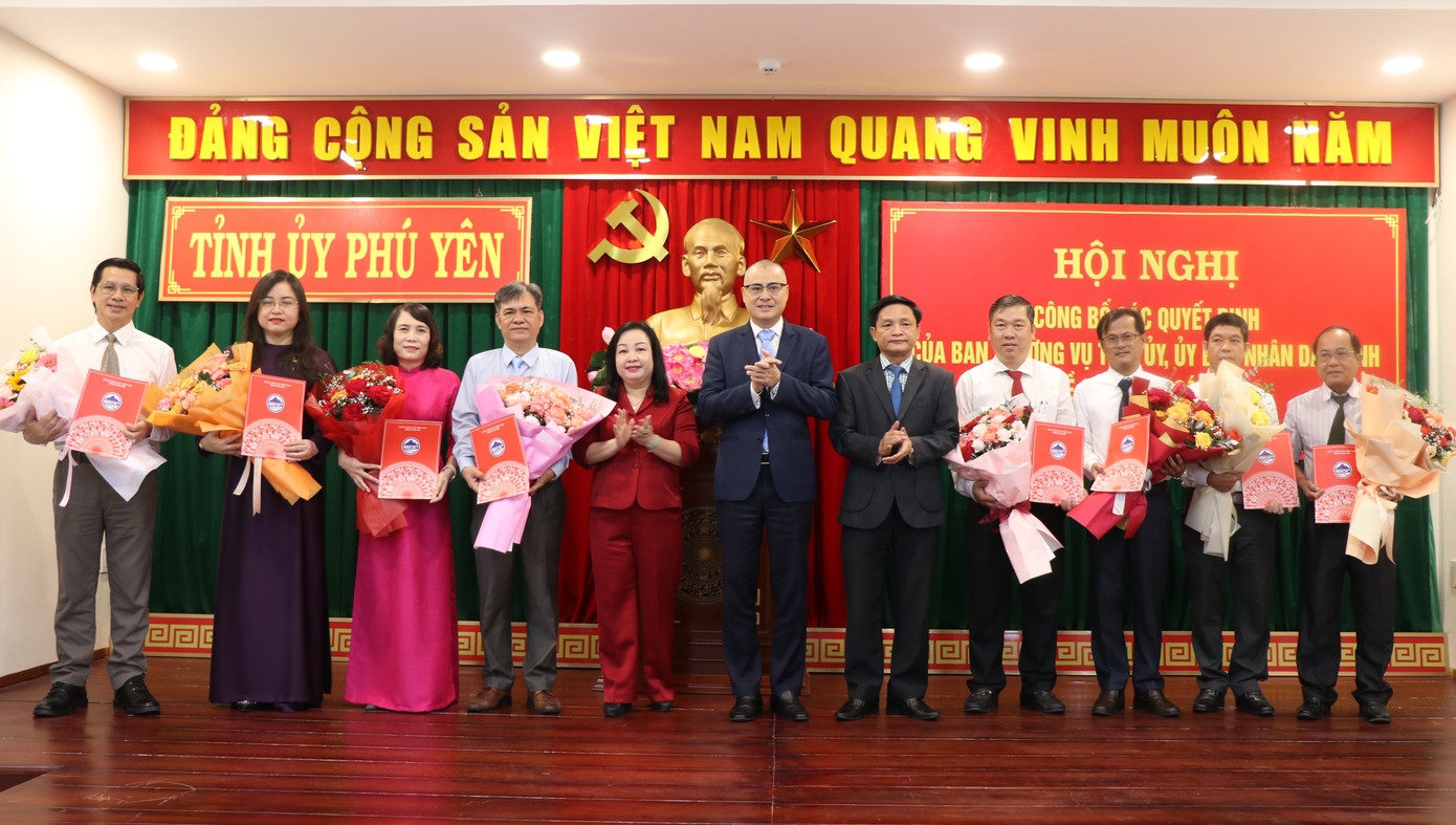 Lãnh đạo Tỉnh uỷ, UBND tỉnh Phú Yên trao quyết định điều động, bổ nhiệm cán bộ khối Nhà nước.