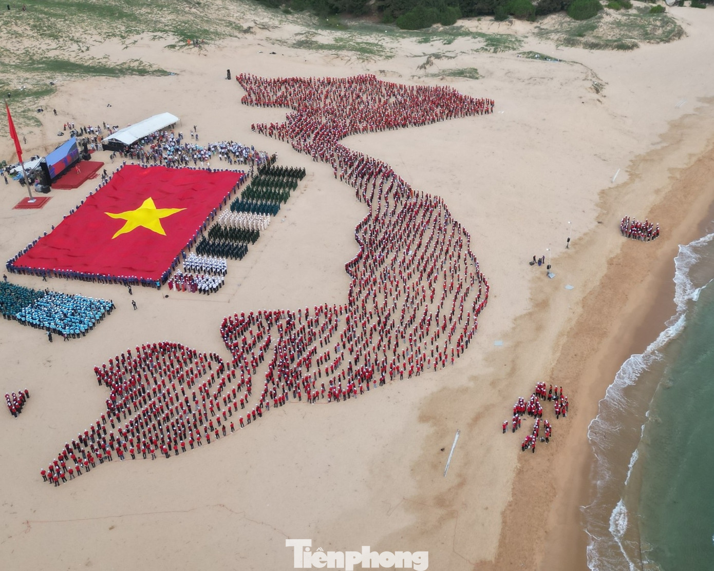 Dáng hình Việt Nam thu nhỏ được xếp bởi 3.200 đoàn viên, thanh niên tỉnh Phú Yên.