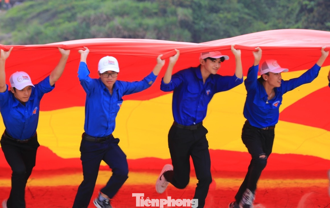 Các bạn đoàn viên, thanh niên tỉnh Phú Yên hào hứng kéo lá cờ Tổ quốc.