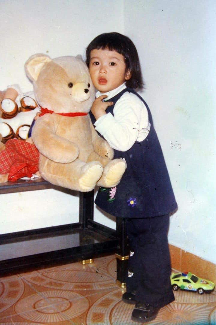 Người đẹp còn hóm hỉnh thừa nhận mặc dù lúc bé rất tinh nghịch nhưng khi lớn lên thì lại thuỳ mị, nết na. Người đẹp còn hóm hỉnh thừa nhận mặc dù lúc bé rất tinh nghịch nhưng khi lớn lên thì lại thuỳ mị, nết na.