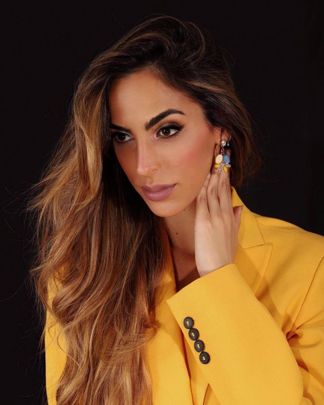 Marina Fernandez là một cựu vận động viên thể thao và hiện tại đang theo đuổi ngành luật. Marina Fernandez là một cựu vận động viên thể thao và hiện tại đang theo đuổi ngành luật.