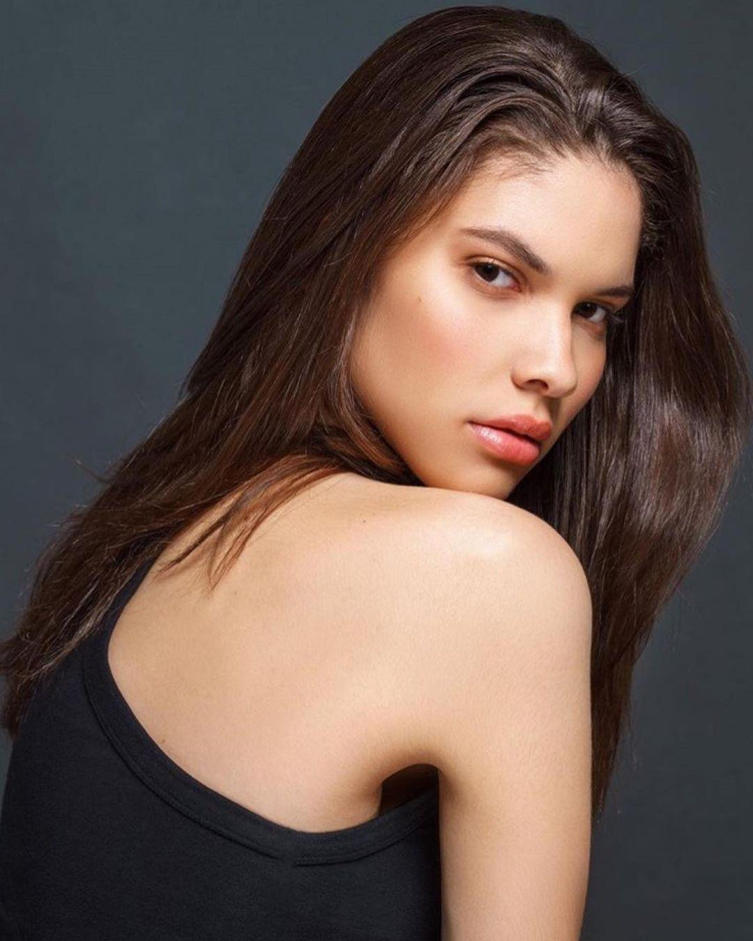 Trước khi để tóc 'xù mì' cá tính, Emma cũng từng để tóc dài tha thướt. Nhiều fans nhận xét gương mặt của cô khá khác lạ khi để tóc dài nhưng không được nổi bật như khi để tóc xù.