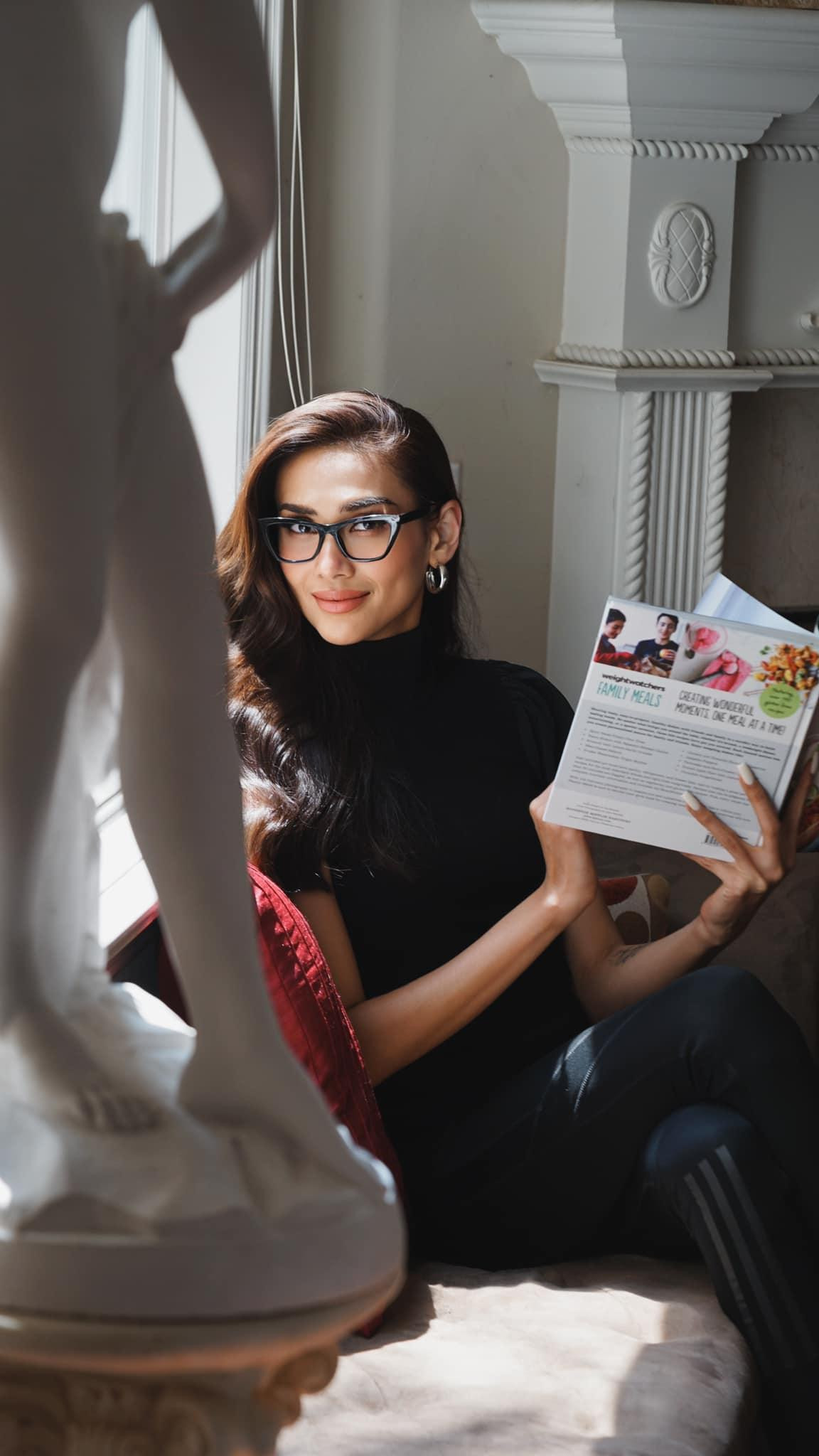 Á hậu Võ Hoàng Yến khoe vẻ xinh đẹp rạng ngời bên trời Tây.