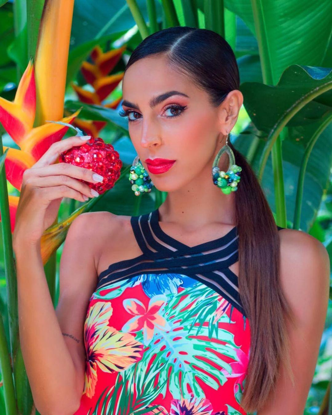 Cô có thể nói được tiếng Catalan, tiếng Anh và tiếng Tây Ban Nha. Cô có thể nói được tiếng Catalan, tiếng Anh và tiếng Tây Ban Nha.