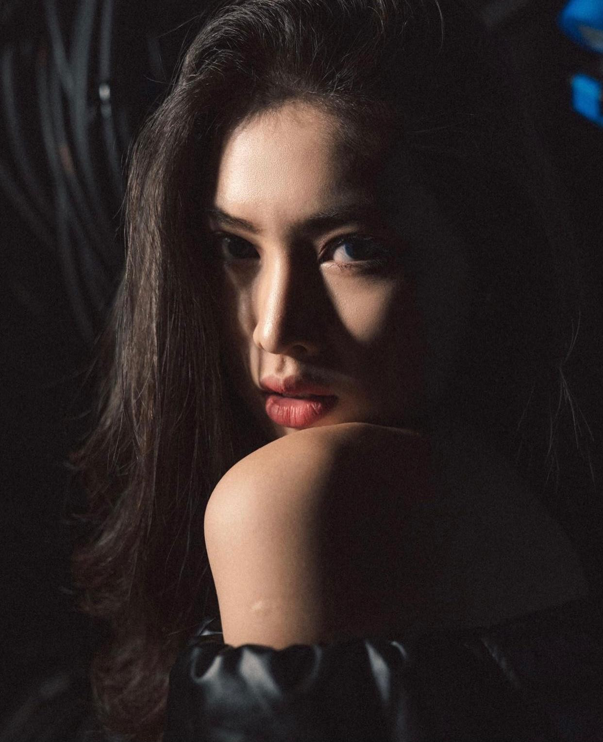 Á hậu Ngọc Thảo khoe vai trần duyên dáng và gợi cảm. Á hậu Ngọc Thảo khoe vai trần duyên dáng và gợi cảm.