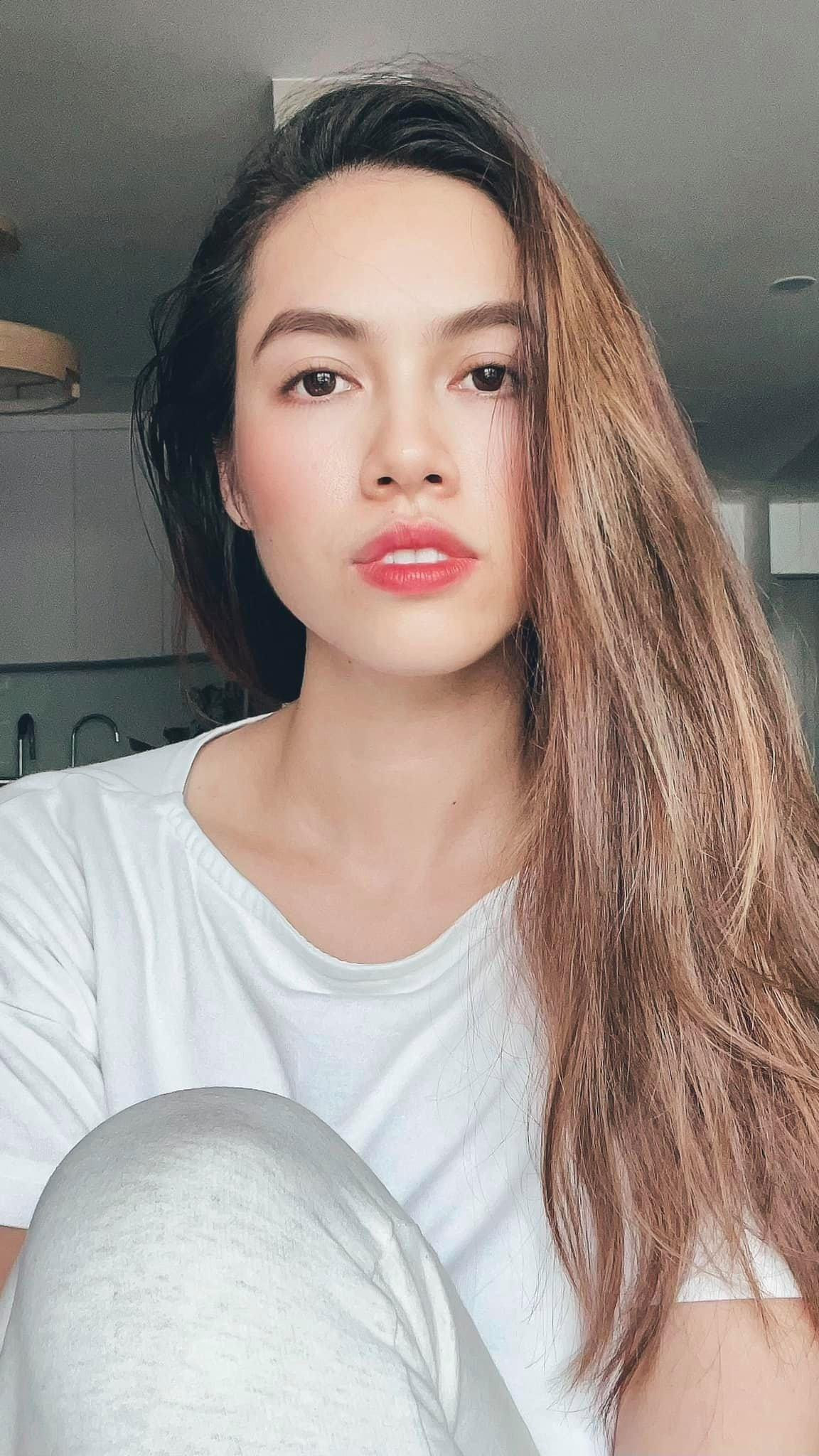 Á hậu Hoàng My khoe nhan sắc trong trẻo, duyên dáng trong những ngày tạm nghỉ ngơi sau chuỗi ngày tích cực làm tình nguyện viên chống dịch COVID-19.