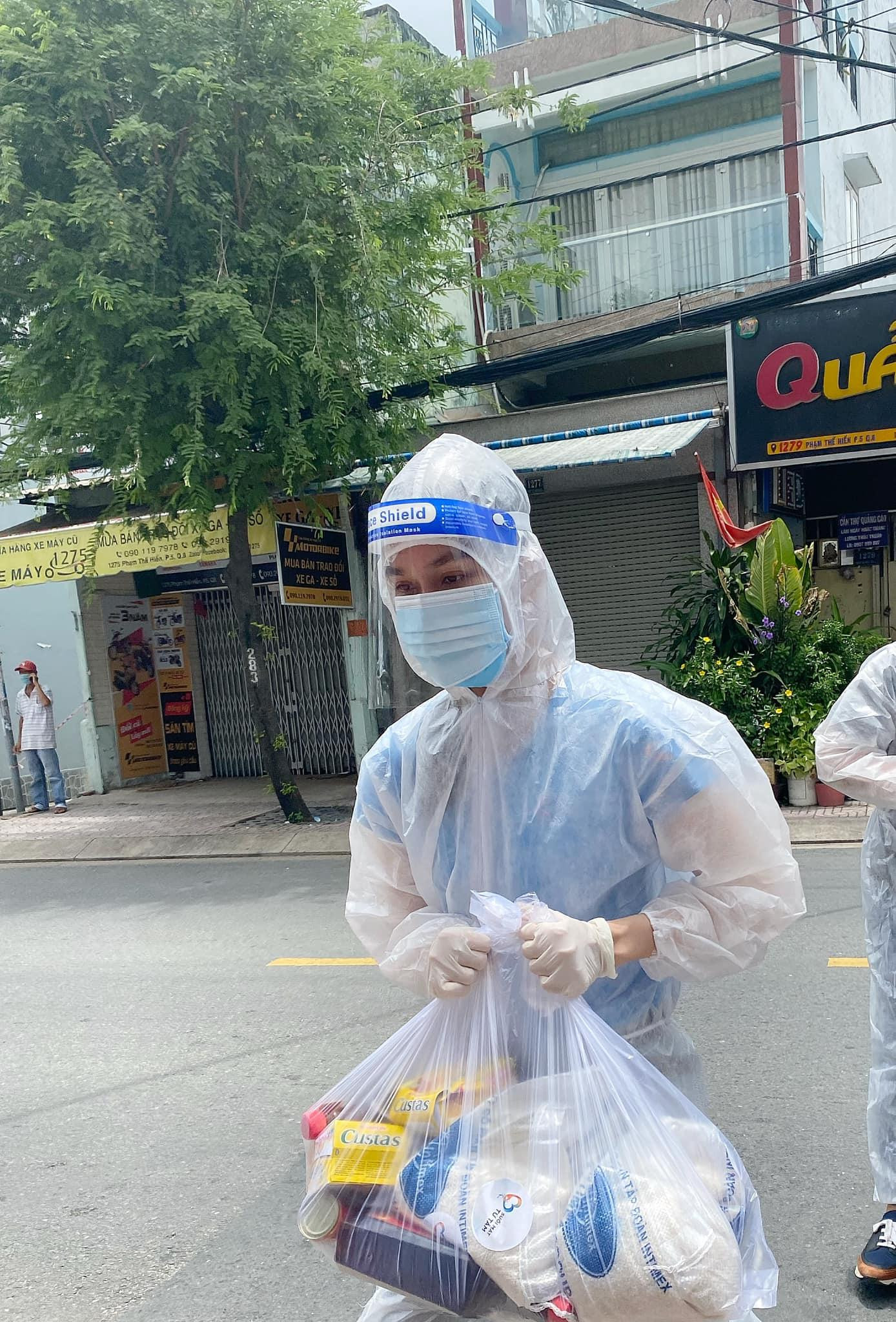 Á hậu Phương Anh đến tận nhà người dân bị phong toả ở TP. HCM để trao tặng nhu yếu phẩm.