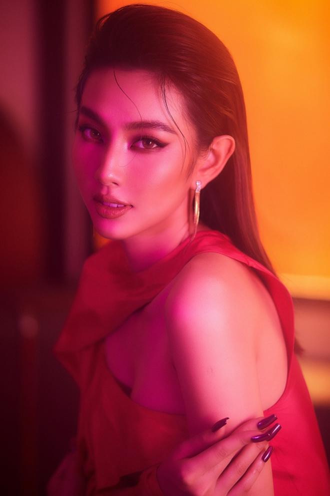 Bộ ảnh được Thuỳ Tiên tung ra ngay thời điểm BTC cuộc thi Miss Grand International công bố thời gian và địa điểm sẽ diễn ra cuộc thi năm nay. Theo đó, Hoa hậu Hoà bình quốc tế 2021 sẽ tổ chức ở thành phố biển Phuket, Thái Lan từ ngày 4/12 tới.