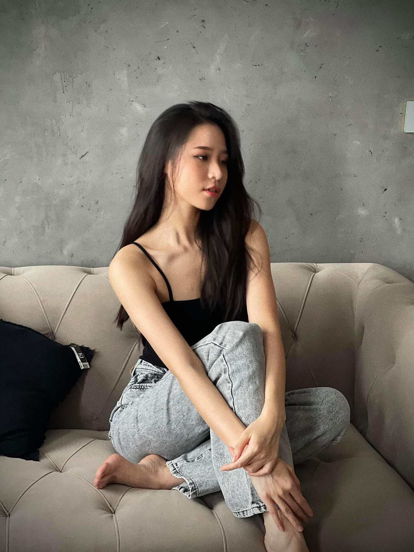 Người đẹp Biển Nguyễn Hoàng Bảo Châu khoe nhan sắc xinh đẹp, yêu kiều khi ở nhà thực hiện giãn cách.