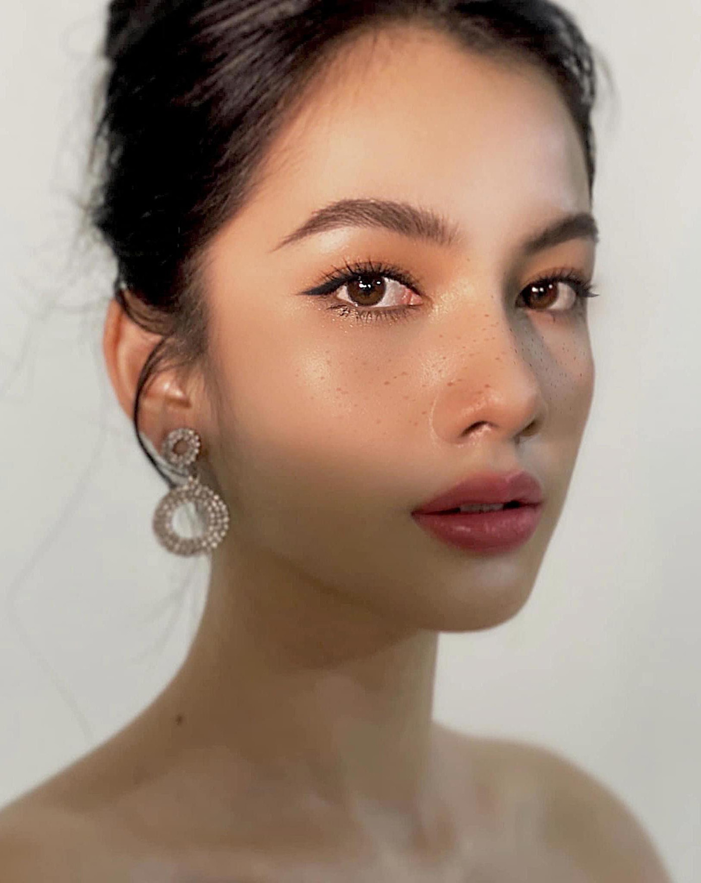 Người đẹp Cẩm Đan khoe gương mặt xinh đẹp, kiêu sa khiến fans xuýt xoa. Người đẹp Cẩm Đan khoe gương mặt xinh đẹp, kiêu sa khiến fans xuýt xoa.