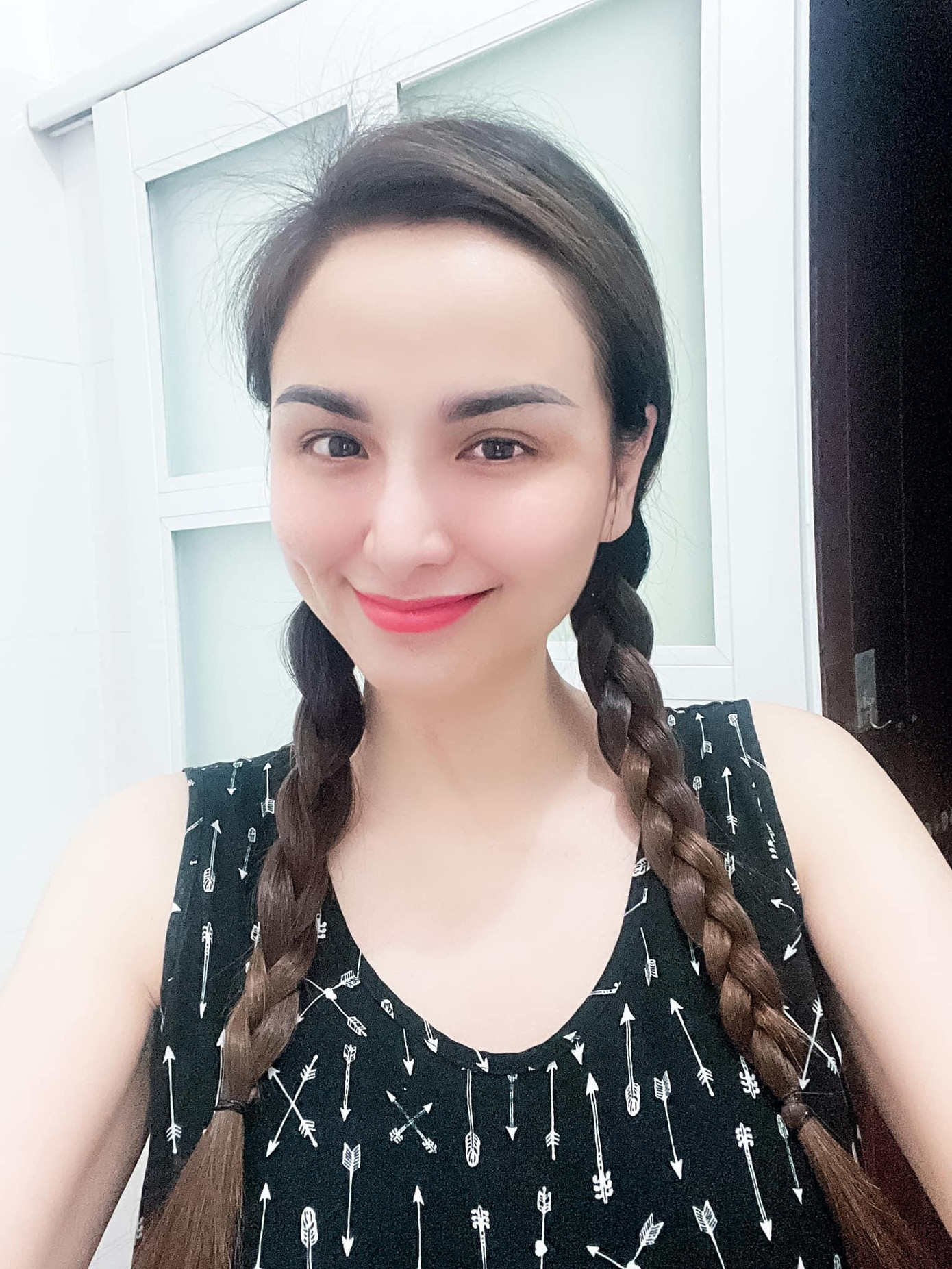 Hoa hậu Diễm Hương trổ tài tự cắt tóc ở nhà mùa dịch.