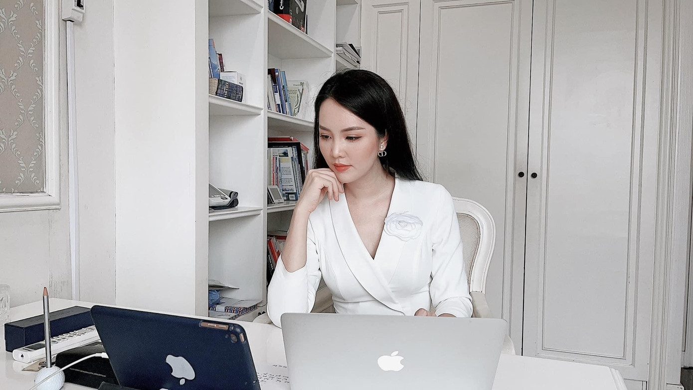 Á hậu Thuỵ Vân vẫn chăm chỉ làm việc trong những ngày dịch bệnh. Á hậu Thuỵ Vân vẫn chăm chỉ làm việc trong những ngày dịch bệnh.