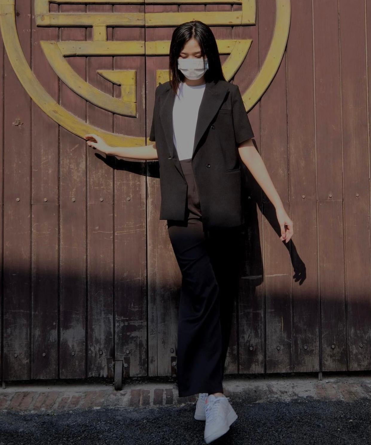 Người đẹp diện blazer đen kín đáo và duyên dáng. Đỗ Thị Hà vẫn rất tích cực tham gia các hoạt động từ thiện, xã hội trong lúc dịch bệnh căng thẳng.