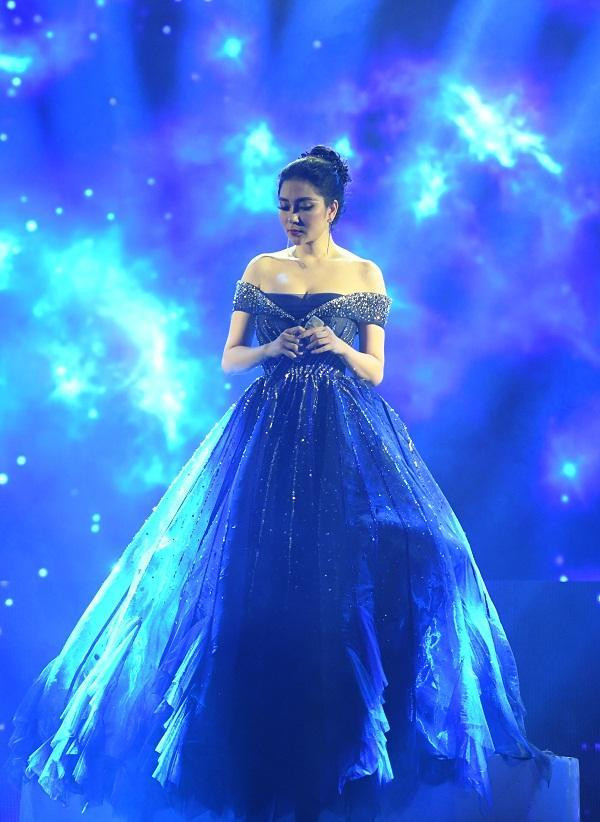 Hoa hậu Nguyễn Thị Huyền trên sân khấu cover bản hit "Million Years Ago" của Adele.